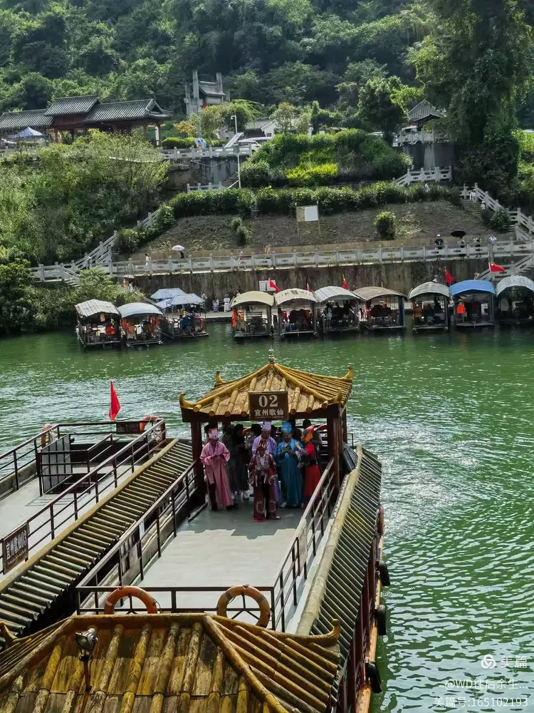 穿行在绿树成荫的流河寨中,观看沿途仿古建筑,壮族图腾,参观刘三姐